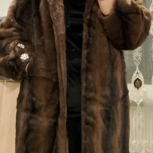 Manteau style fourrure avec broche à capuche hivernal taille unique