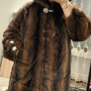 Manteau style fourrure avec broche à capuche hivernal taille unique