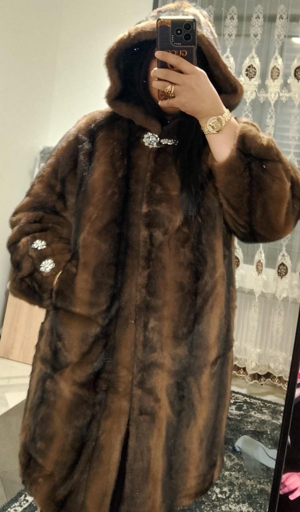 Manteau style fourrure avec broche à capuche hivernal taille unique