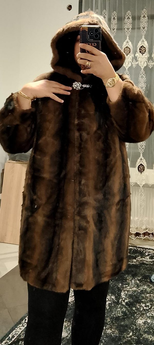Manteau style fourrure avec broche à capuche hivernal taille unique – Image 3