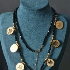 Sautoir avec des perles noires  7 wiza