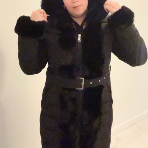 Doudoune à capuche entouré de fourrure Noir