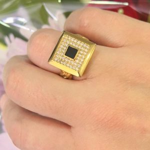 Bague carrée point noir perlée style Mouna