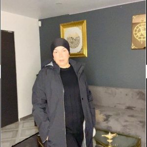 Vest avec capuche Noir idéal pour la pluie
