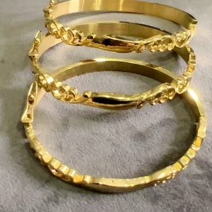 Trois. Bracelets style Julia nouvelle, collection.